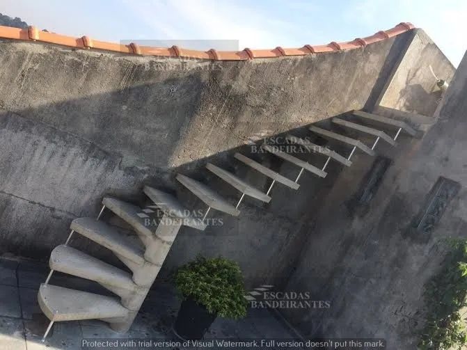 Escada de concreto em j