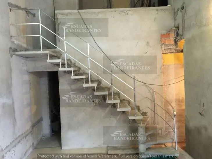 Escada de concreto em j